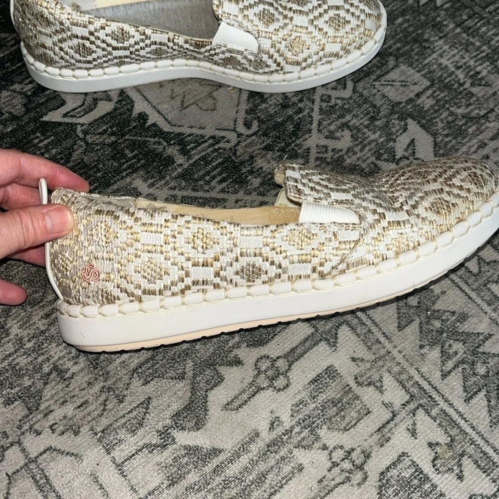 Clark’s women’s Step Glow Slip Natural size 6.5